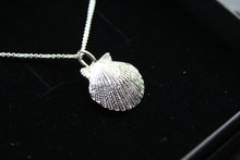 Load image into Gallery viewer, Silver Scallop Necklace
