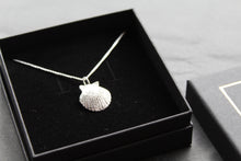 Load image into Gallery viewer, Silver Scallop Necklace
