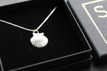 Load image into Gallery viewer, Silver Scallop Necklace
