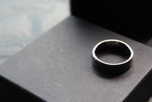 Load image into Gallery viewer, Tungsten &amp; Black Carbon Inlay Celtic Ring
