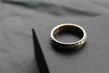 Load image into Gallery viewer, Unisex Silver Spinning Ring with Rope Style central band
